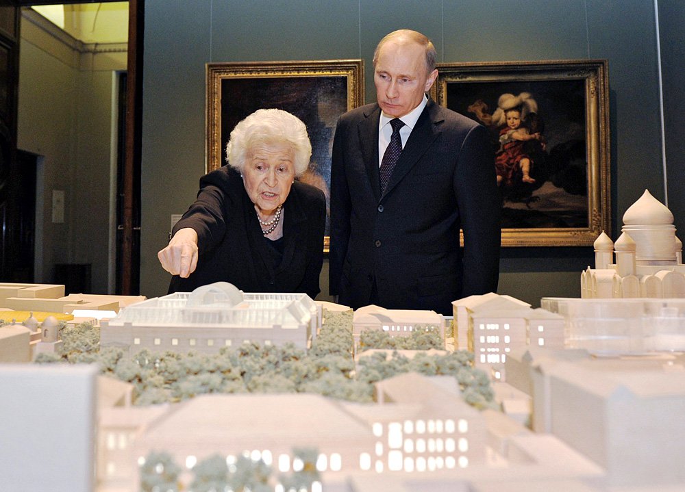 Ирина Антонова и Владимир Путин. Фото: REUTERS/Yana Lapikova/RIA Novosti/Pool
