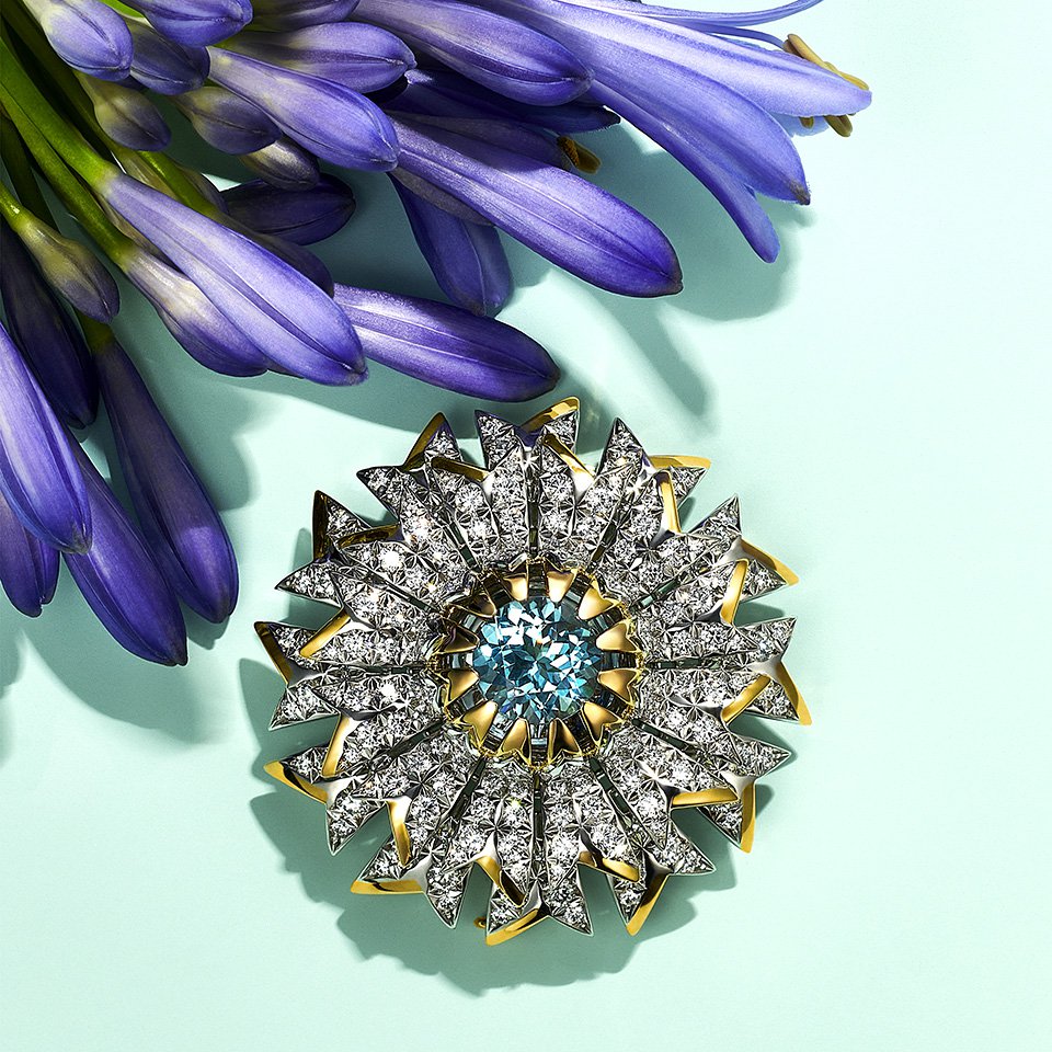 Брошь Fleurage из платины и желтого золота с бриллиантами и аквамарином. Фото: Tiffany