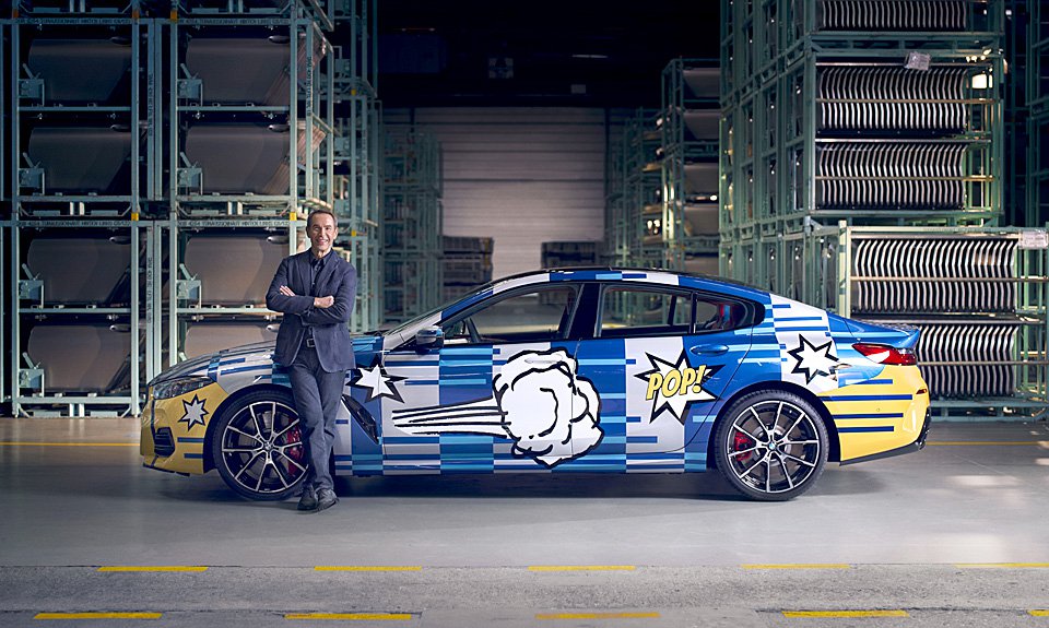 Художник Джефф Кунс и его новый арт-кар BMW. Фото: BMW