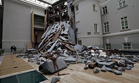 Томас Хиршхорн. Срез. 2014. Один из самых фотографируемых экспонатов Manifesta 10