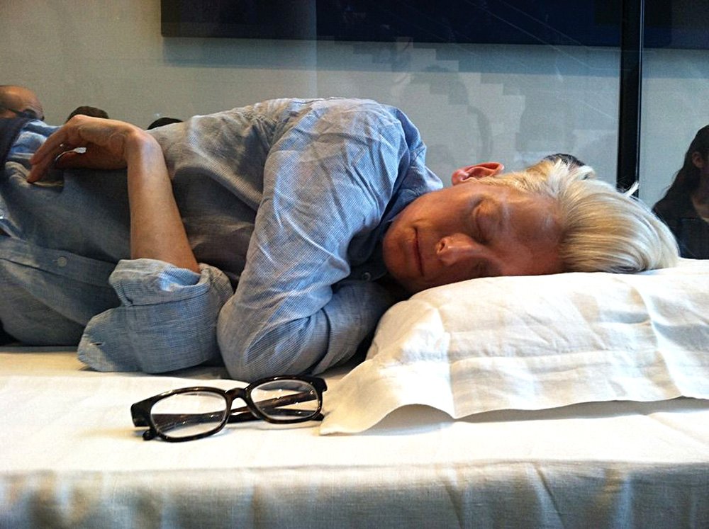 Актриса Тильда Суинтон на выставке Tilda Swinton: The Maybe в нью-йоркском MoMA. Фото: artlog.com