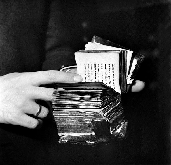 Святцы — книга с указанием церковных праздников по дням года, найденная при экспедиции Сибирского отделения АН СССР. 1968. Фото: Анатолий Поляков / Фотохроника ТАСС