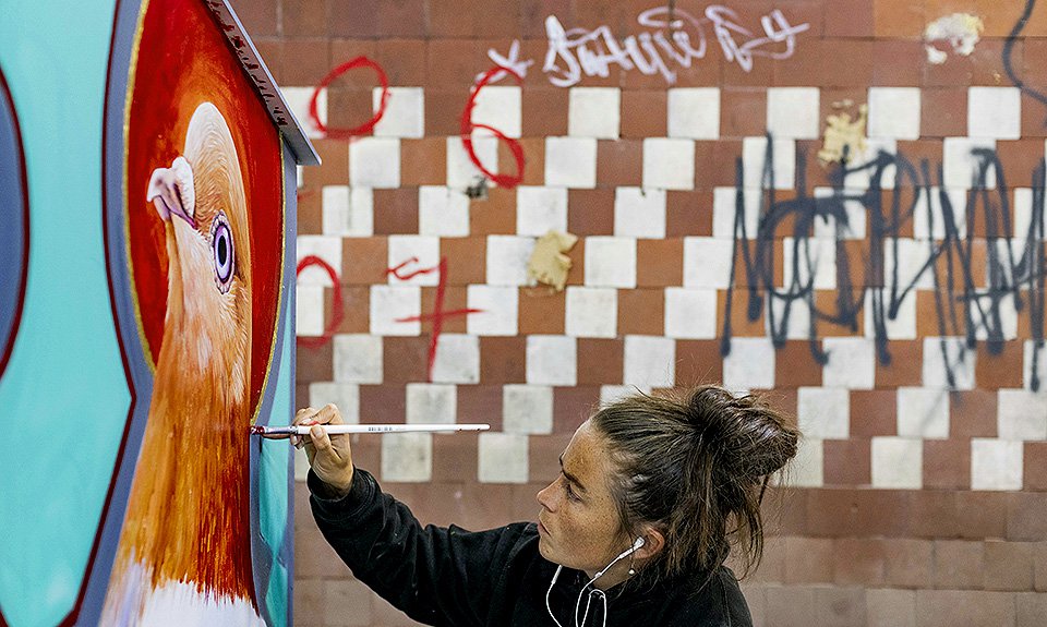 Уличная художница Адель Рено за работой. Фото: Биеннале уличного искусства «Артмоссфера»