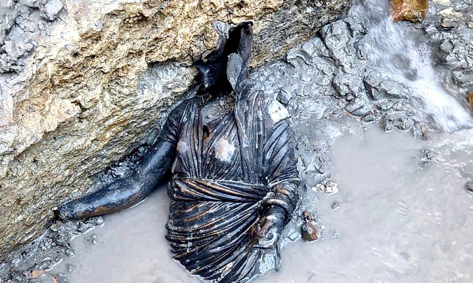 Фрагмент скульптуры на месте раскопок.  Фото: Ministero della Cultura