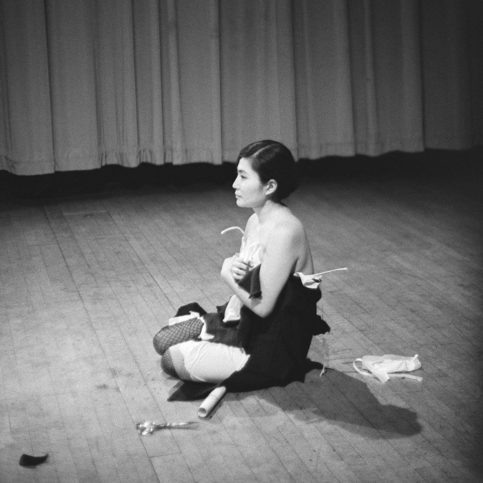 Йоко Оно в процессе перформанса Cut Piece (1964) на выставке «New Works by Yoko Ono». Карнеги-холл, Нью-Йорк. 1965. Фото: Minoru Niizuma