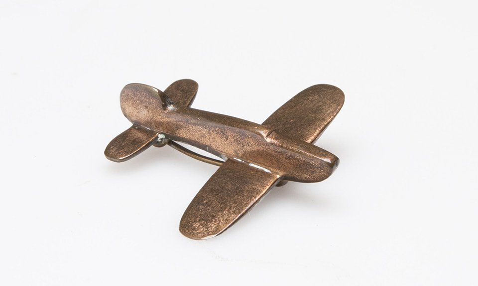 Значок в виде истребителя Spitfire, который продавался в Британии в 1940 году в рамках сбора средств на строительство самолетов. Фото: Royal Air Force Museum