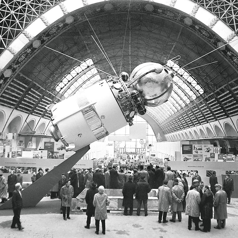 Космический корабль «Восток» в павильоне «Машиностроение» на ВДНХ. 1965. Фото: Главархов Москвы