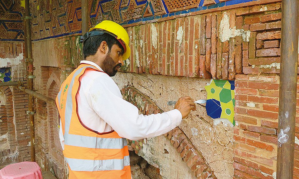 Реставрацию керамических мозаик знаменитой Изразцовой стены обещают завершить в 2024 г. Фото: Aga Khan Trust for Culture