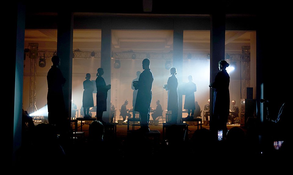 Сцена из театрального перформанса «Утопия на ужин». Фото: Государственная Третьяковская галерея