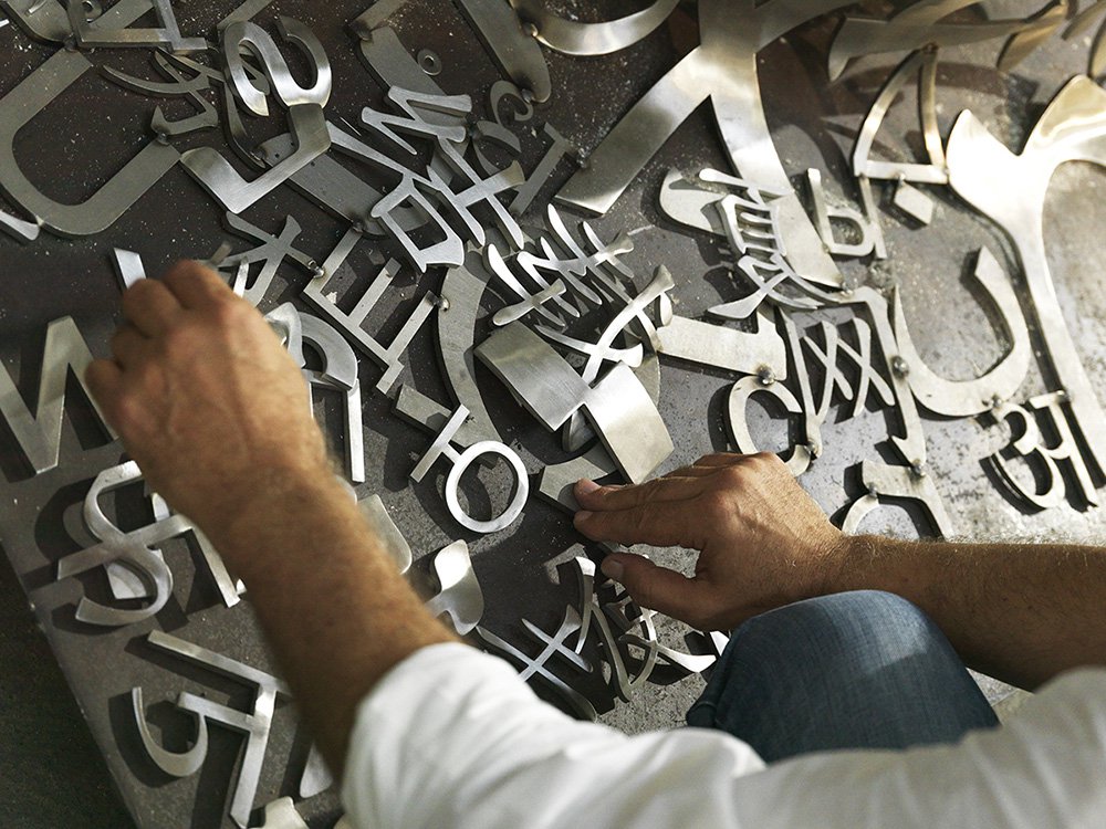Сплетение букв и символов в скульптуре Жауме Пленсы