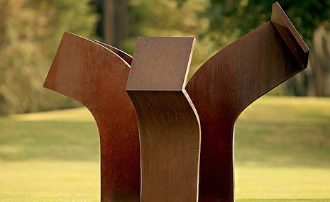 В садах Рейксмузеума выставлены абстрактные скульптуры Эдуардо Чильиды