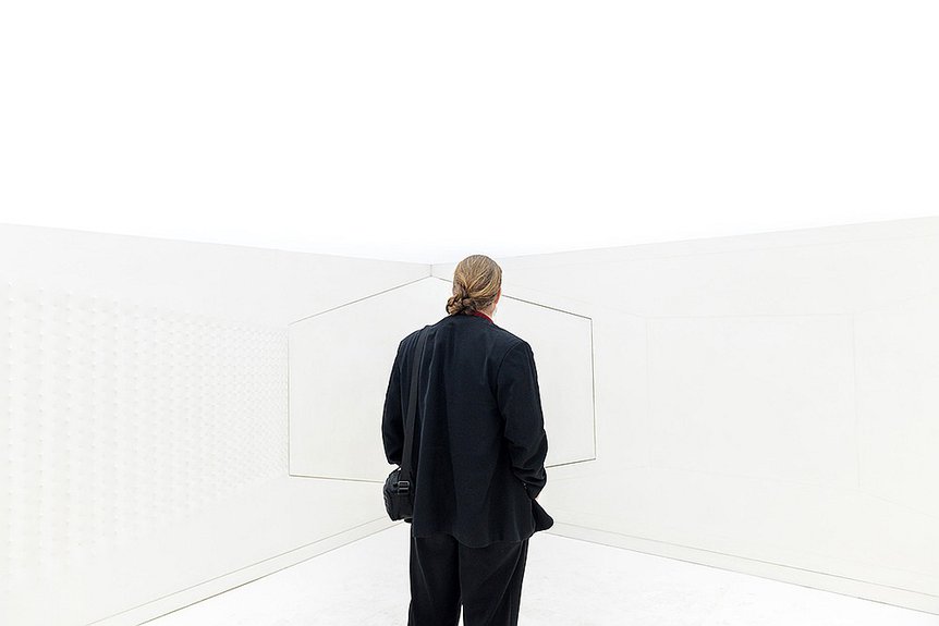 Работа Энрико Кастеллани в разделе Unlimited ярмарки Art Basel — 2017. Lévy Gorvy, Magazzino © Art Basel