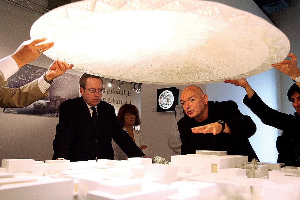 Жан Нувель руководит водружением купола на макет здания Лувра — Абу-Даби