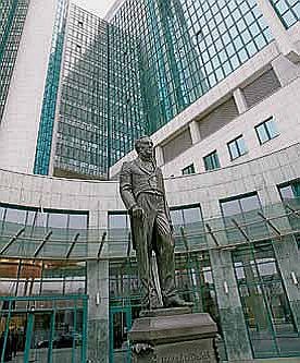 Памятник Николаю Кристофари, открытый в марте 2007 г. у входа в головной офис Сбербанка России на ул. Вавилова