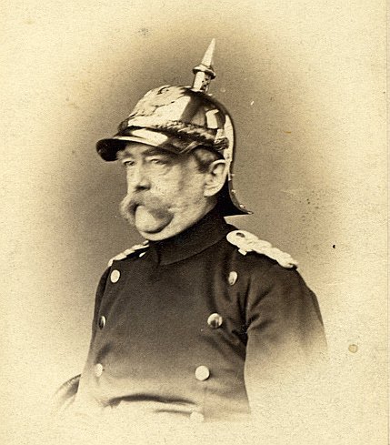 Отто фон Бисмарк, канцлер Германской империи (с 1871 года), генерал-лейтенант. Позирует в сюртуке и каске 7-го кирасирского Магдебургского фон Зейдлица полка. Ателье «P. Biegner», Берлин. 1871 г. Архив О. А. Хорошиловой