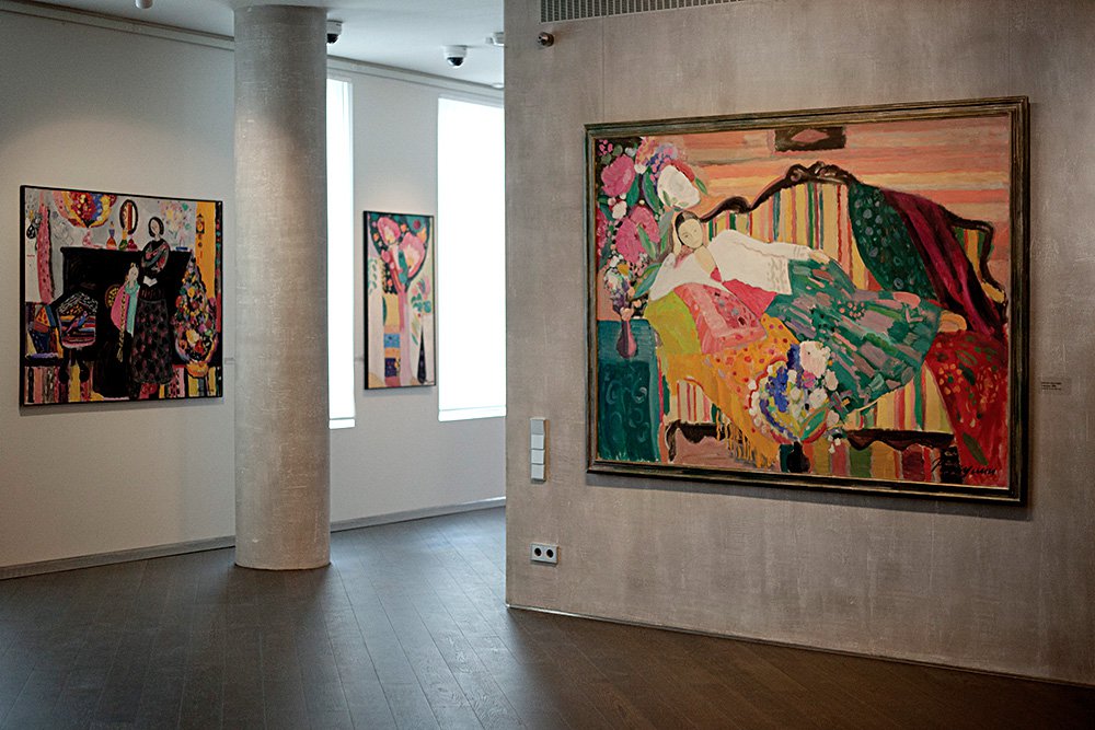 Экспозиция живописи Виктора Разгулина в фонде IN ARTIBUS. Фото: Лена Авдеева
