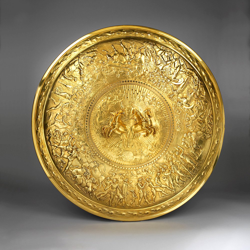 Серебряный щит (весом 22,5 кг, мастер Филип Ранделл, 1823–1824) со сценами из «Илиады», принадлежавший герцогу Нортубелендскому и оцененный в £5 млн. Галерея Koopman. Фото: TEFAF