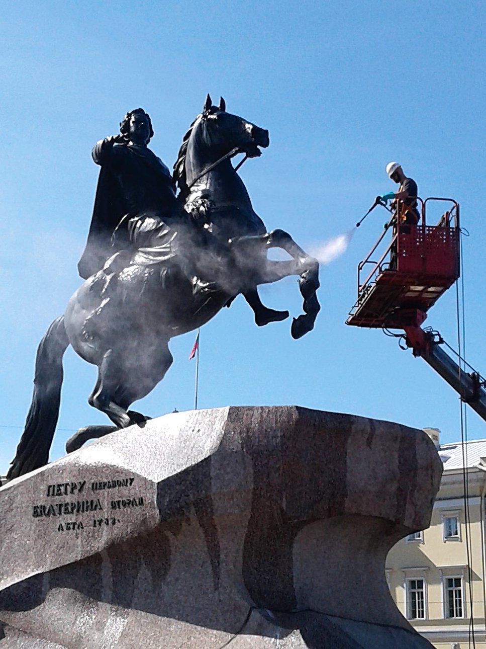 Из какого камня вытесан памятник петру первому. Памятник Петру 1 в Санкт-Петербурге. Медный всадник памятник. Статуя Петра 1 в Санкт-Петербурге. Памятник Петру в Питере.