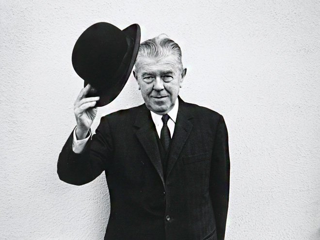 Дуэйн Майклс. «Магритт снимает шляпу». 1965. Фото: succession of Michals Duane