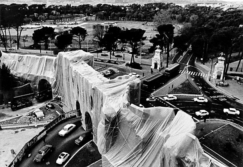 Христо и Жанна-Клод. «Стена. Виа Венето и вилла Боргезе, Рим, Италия». 1973–1974. Фото: Shunk-Kender © 1974 Christo