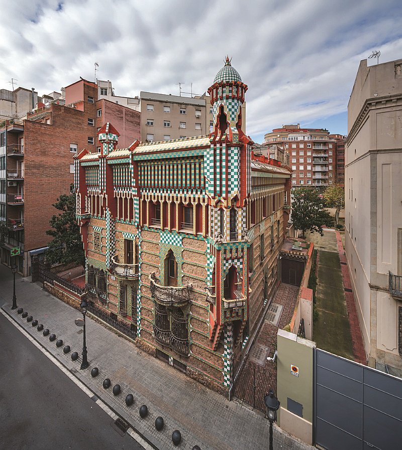 В оформлении фасадов Гауди использовал отсылки к каталонской флоре, окружающей здание / CASA VICENS /POL VILADOMS