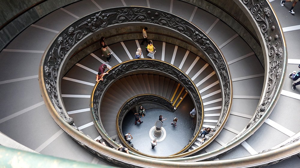 Спиральная лестница в Музеях Ватикана. Фото: Millie Greave