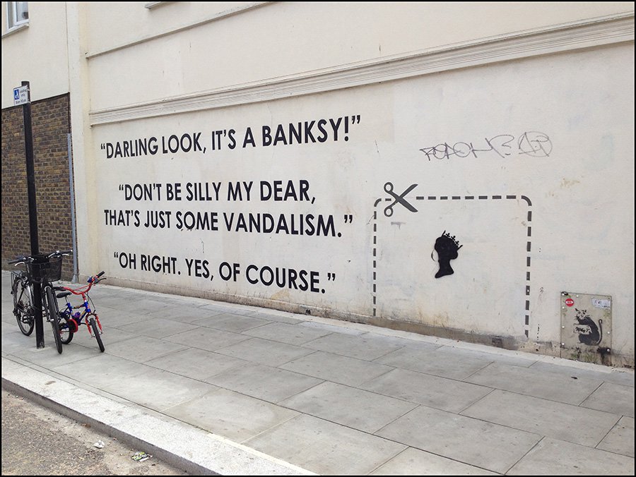 Граффити Бэнкси на улице Грин-лейнс в Лондоне. 2014. Фото: David Corio / Redfer