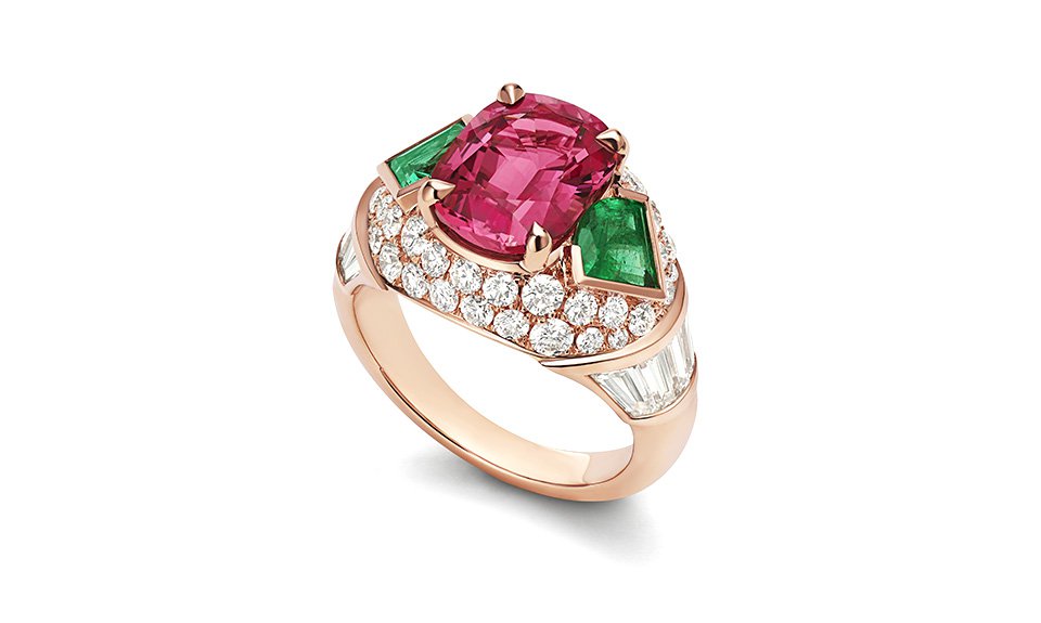 Кольцо из розового золота с бриллиантами, розовой шпинелью и изумрудами. Фото: Bulgari