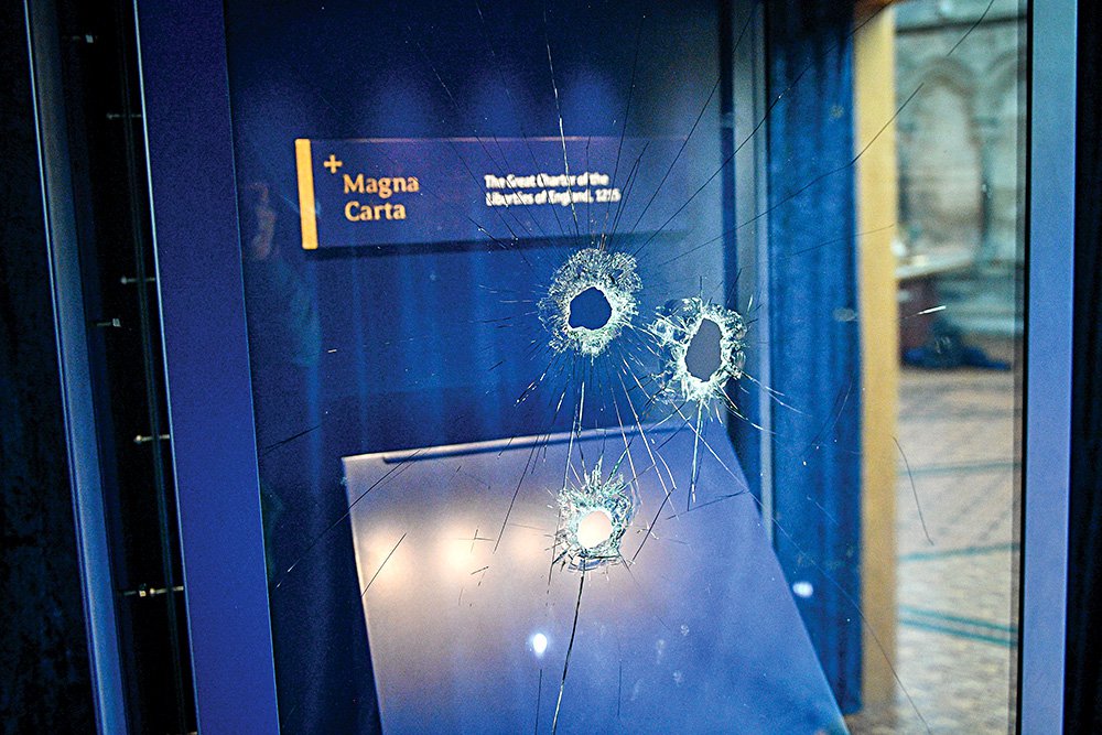 Поврежденная витрина, под которой хранилась Великая хартия вольностей в Солсберийском соборе. Фото: PA Images/ТАСС