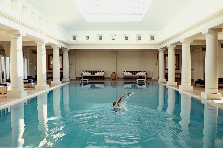 Окруженный колоннадой бассейн центра Thalassa Spa. Фото: Anassa