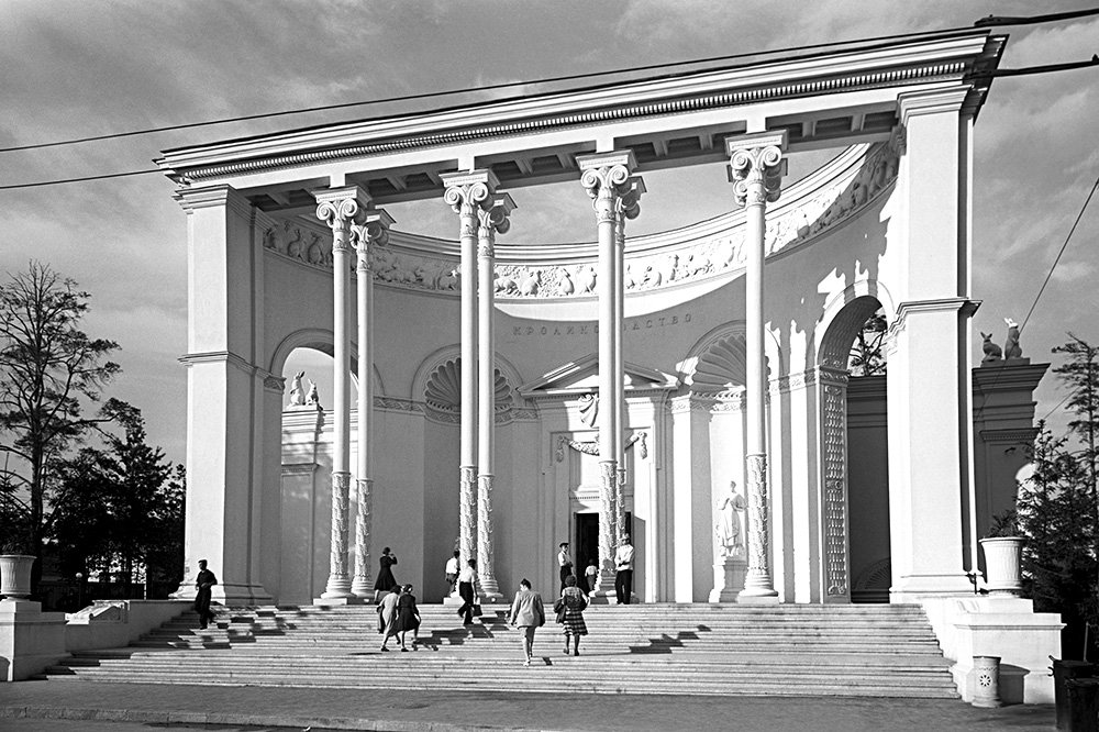 Павильон № 44 «Кролиководство». 1954. Фото: Николай Акимов / ТАСС