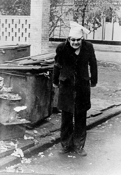 Евгений Юфит. Автопортрет у мусорного бака. Кон. 1970-х — нач. 1980-х. Фото: Евгений Юфит