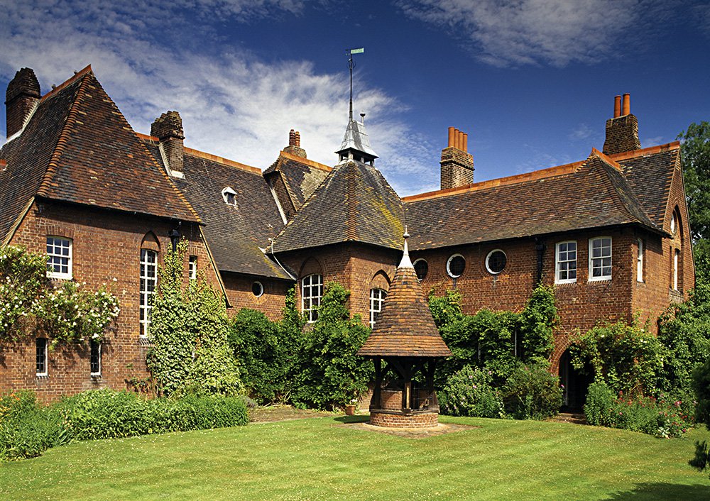 Вид знаменитого «Красного дома» Уильяма Морриса со стороны сада. Фото: National Trust