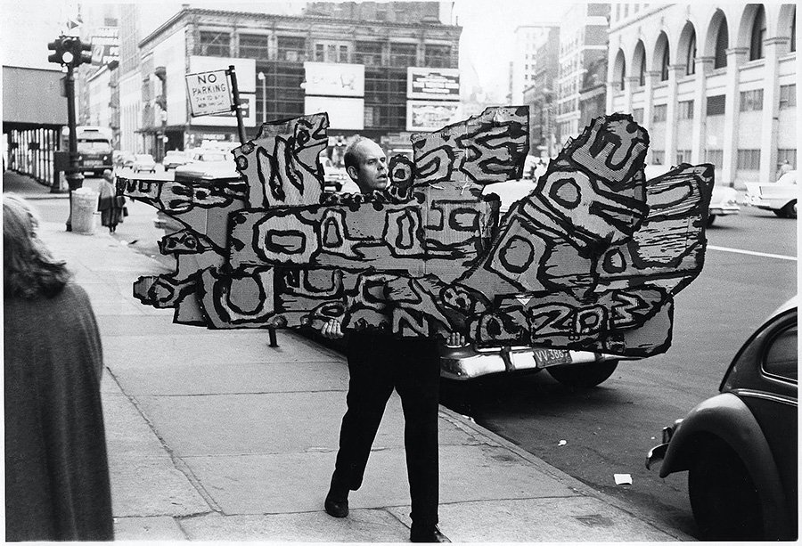 Клас Ольденбург несет свой «Уличный знак» в Reuben Gallery. Нью-Йорк, 1960. Фото: I.C. Rapoport/Oldenburg van Bruggen Studio
