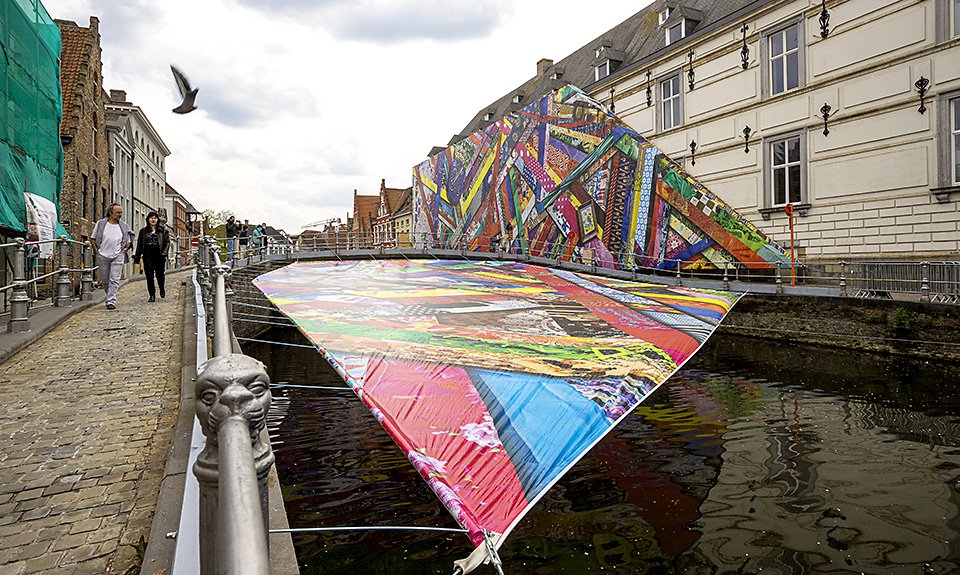 Еще одна американская художница, Аманда Браудер, знаменита гигантскими инсталляциями из ткани и реальных архитектурных объектов. Ее проект «Счастливые совпадения» отсылает к Средневековью, когда на этой улице жили текстильщики, и к краскам, которые они использовали. Фото: Stad Brugge/ Matthias Desmet