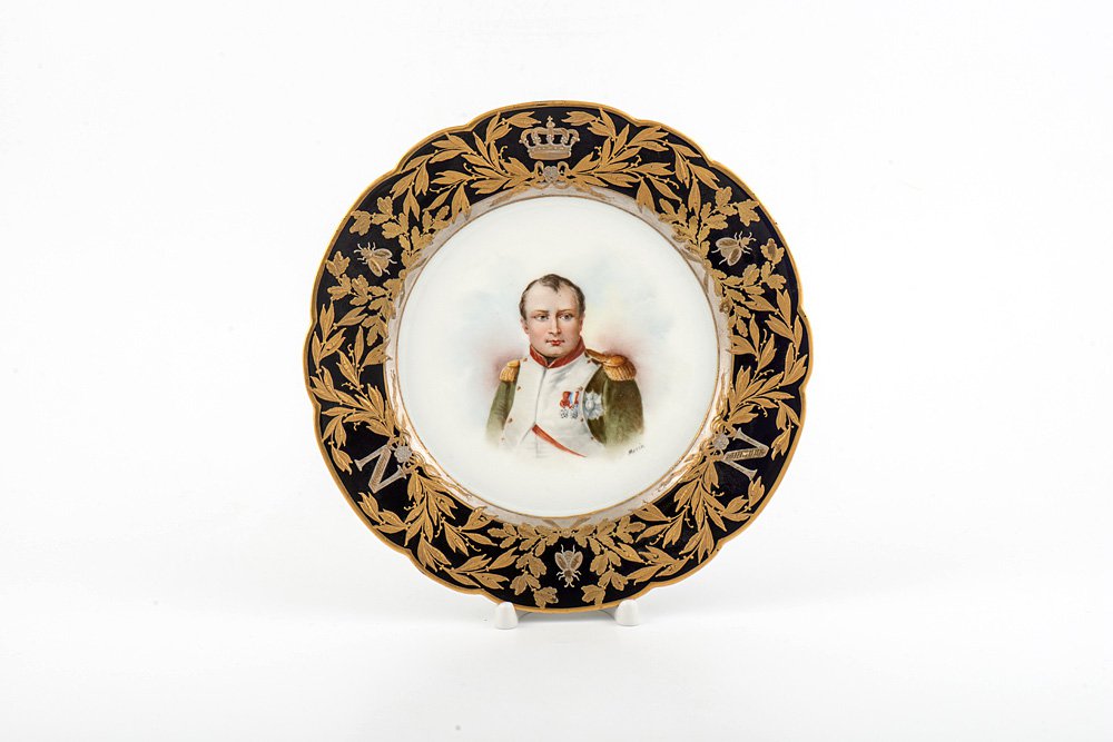 Тарелка «Наполеон Бонапарт». XIX в. Франция. Фарфор, роспись, позолота. Фото: Коллекция Александра Вихрова