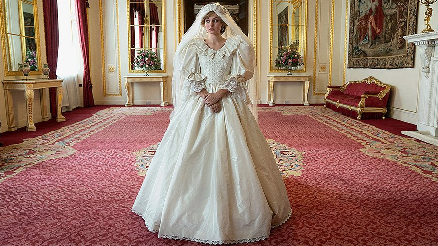 Свадебное платье принцессы Дианы (Эмма Коррин) в сериале «Корона». Фото: Netflix