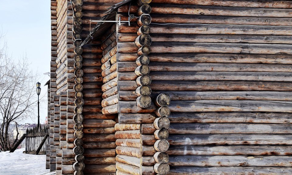 Бревенчатая стена острога в Томске. Фото: Павел Сапожников/Фотобанк Лори
