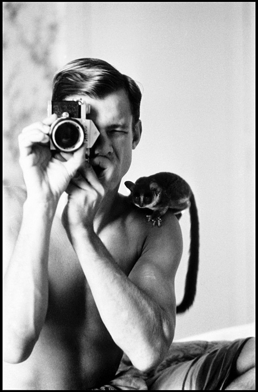 Питер Бирд и лемур на ранчо «Хог». 1968. Автопортрет. Фото: The Peter Beard Studio