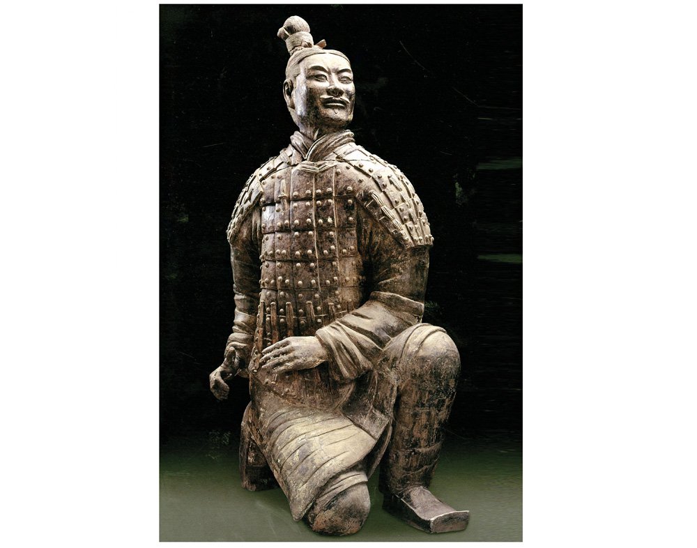Лучник, стоящий на коленях (221–206 вв. до н.э.), был обнаружен в 2001 г. во время раскопок гробницы императора Цинь Шихуана. COURTESY OF QIN SHIHUANG MAUSOLEUM MUSEUM.