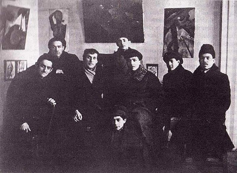 Мастерская Шагала. Слева направо сидят: Л. Хидекель, М. Шагал, М. Кунин, И. Чашник, Х. Зельдин, у ног Шагала - Л. Зевин. Стоят: М. Векселер, Л. Циперсон. 1919. Фото: Музей истории Витебского народного художественного училища
