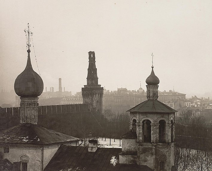 Церковь Св. Константина и Елены и Беклемишевская башня после обстрела Московского Кремля в конце октября — 3 ноября 1917 года. Фотография-фототипия П.П. Павлова. 5–16 ноября 1917 года