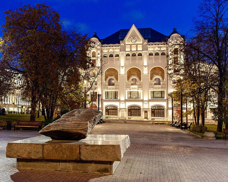 Парковая зона Политехнического музея и Соловецкий камень. Фото: Политехнический музей