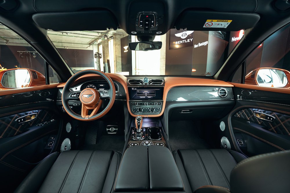 Салон нового Bentley Bentayga V8 в расцветке Orange Flame. Фото: Bentley