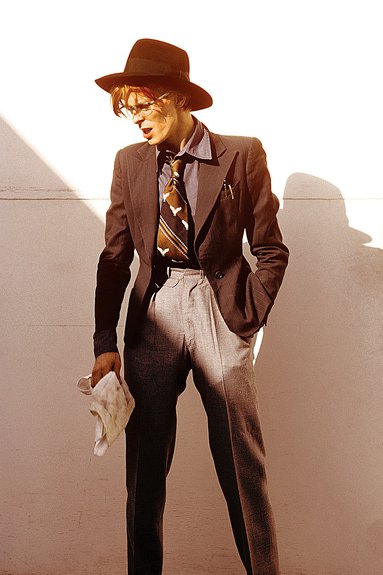 Стив Шапиро. «Дэвид Боуи со шляпой». Лос-Анджелес, 1974. Фото: Steve Schapir, courtesy of Fahey/Klein Gallery, Los Angele