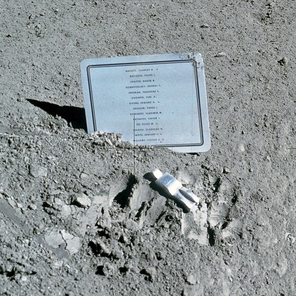 Мемориал павшим астронавтам на Луне. Фигурку астронавта в 1971 году создал Пол ван Хейдонк. Фото: NASA
