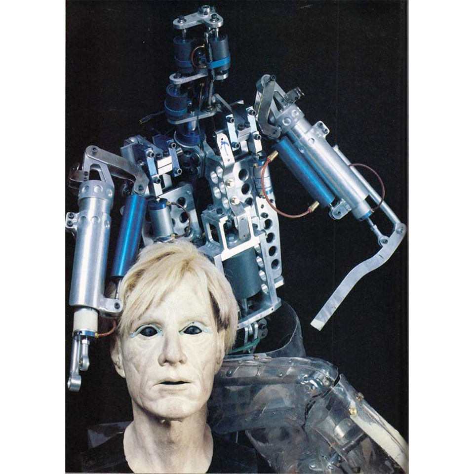 В начале 1980-х незавершенный робот Энди Уорхола должен был произносить реплики, записанные самим художником. В 2022 г. голос Уорхола был синтезирован нейросетью для нового сериала «Дневники Энди Уорхола».  Фото: Alvaro Villa
