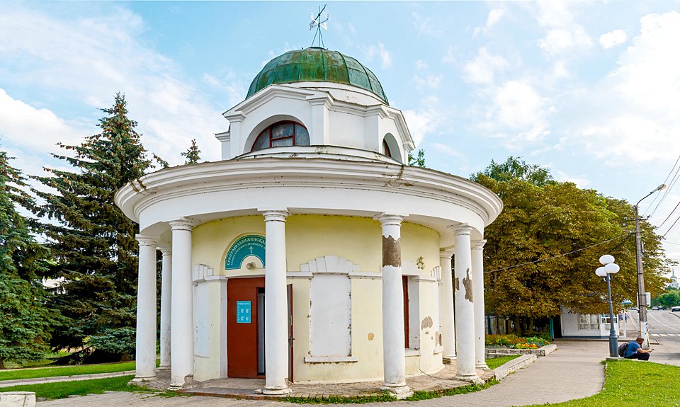 Крестовоздвиженская ротонда-часовня в Торжке. Часовня возведена в 1814 году, через десять лет после смерти Николая Львова, но считается одной из его знаковых построек. Она имеет двойной купол, который архитектор использовал во многих своих проектах, и 12 колонн, поддерживающих круглый карниз. Внутри часовни был оборудован колодец со святой водой, ныне недействующий. Фото: Александр Щепин/Фотобанк Лори