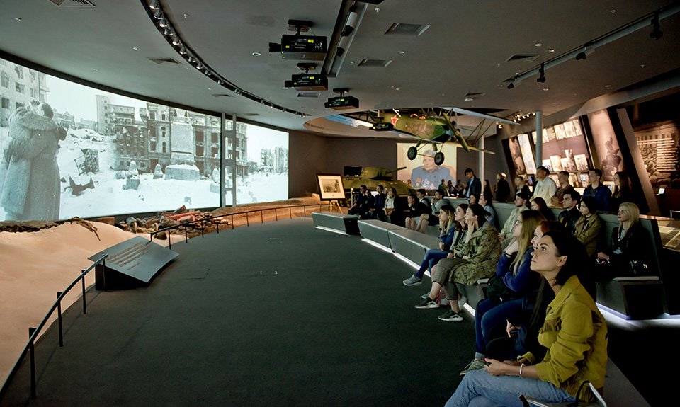 Посетители постоянной экспозиции Еврейского музея и центра толерантности. Фото: Еврейский музей