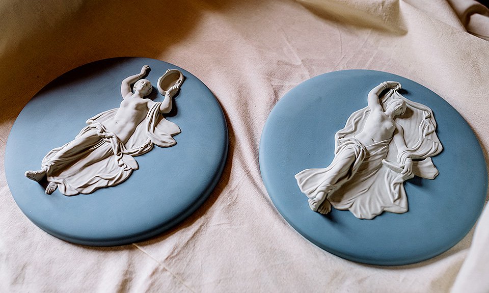 Два медальона из фарфора фабрики Веджвуда, изготовленные по старым формам, стали материалом для аналогий. Фото: ГМЗ «Царское Село»